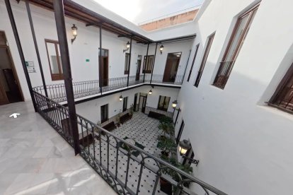El patio de la UNED desde la primera planta del edificio.