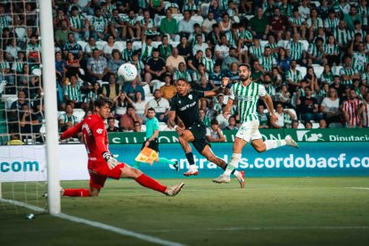 Ahora le toca a Iker Álvarez defender la portería del Córdoba.