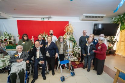 Usuarios y trabajadores de la Residencia de Mayores San Sebastián de Tíjola recibieron a la patrona, la Virgen del Socorro.