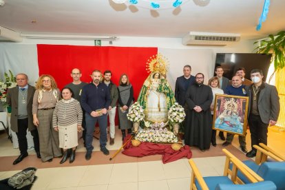 Usuarios y trabajadores de la Residencia de Mayores San Sebastián de Tíjola recibieron a la patrona, la Virgen del Socorro.