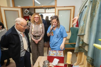 Usuarios y trabajadores de la Residencia de Mayores San Sebastián de Tíjola recibieron a la patrona, la Virgen del Socorro.