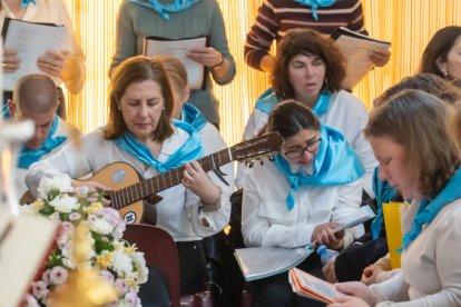 Usuarios y trabajadores de la Residencia de Mayores San Sebastián de Tíjola recibieron a la patrona, la Virgen del Socorro.