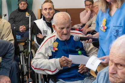 Usuarios y trabajadores de la Residencia de Mayores San Sebastián de Tíjola recibieron a la patrona, la Virgen del Socorro.