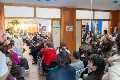 Usuarios y trabajadores de la Residencia de Mayores San Sebastián de Tíjola recibieron a la patrona, la Virgen del Socorro.