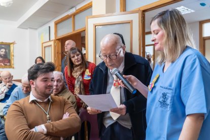Usuarios y trabajadores de la Residencia de Mayores San Sebastián de Tíjola recibieron a la patrona, la Virgen del Socorro.