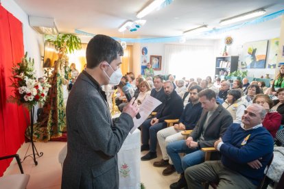 Usuarios y trabajadores de la Residencia de Mayores San Sebastián de Tíjola recibieron a la patrona, la Virgen del Socorro.