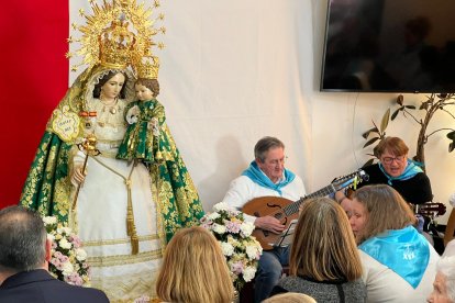 Usuarios y trabajadores de la Residencia de Mayores San Sebastián de Tíjola recibieron a la patrona, la Virgen del Socorro.