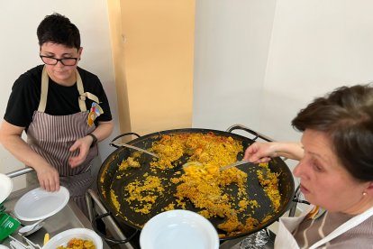 Usuarios y trabajadores de la Residencia de Mayores San Sebastián de Tíjola recibieron a la patrona, la Virgen del Socorro.