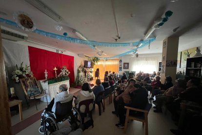 Usuarios y trabajadores de la Residencia de Mayores San Sebastián de Tíjola recibieron a la patrona, la Virgen del Socorro.