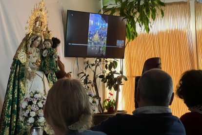 Usuarios y trabajadores de la Residencia de Mayores San Sebastián de Tíjola recibieron a la patrona, la Virgen del Socorro.