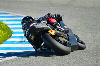 Espectacular imagen de Tony Arbolino y su Fantic en la entrada a la recta de meta.