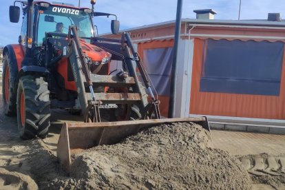 Tractores utilizados para la limpieza de playas en El Ejido.
