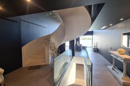 Uno de los espectaculares espacios del millonario chalet a la venta en El Toyo.