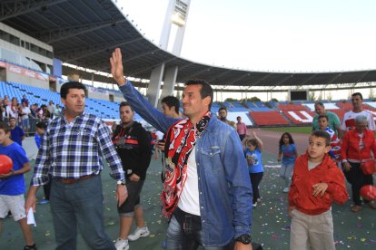 Despidiéndose de la afición del Almería tras finalizar la temporada 2013-2014 en Primera División.