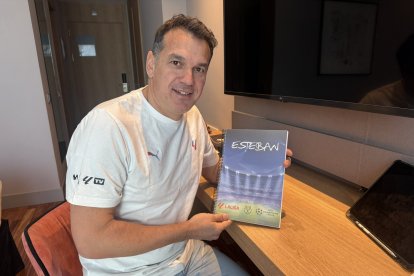 Esteban comenta ahora partidos de Primera y Segunda División para la televisión.