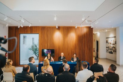 El alcalde, la concejal de Turismo y Esther Rodríguez presentan la nueva web y app turística en Roquetas de Mar.