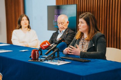 El alcalde, la concejal de Turismo y Esther Rodríguez presentan la nueva web y app turística en Roquetas de Mar.