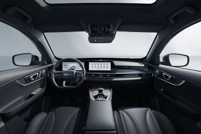 El confort se eleva para la versión Luxury con elementos como los asientos delanteros tipo bucket tapizados en eco-skin.