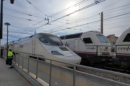 El Alvia 730 y las locomotoras 334 de Renfe en la estación de Huércal-Viator.