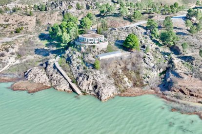 El nivel del agua ha vuelto a subir sumergiendo la piscina natural.