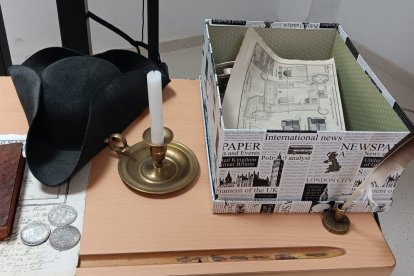 Monedas y enseres de la época en Roquetas de Mar.