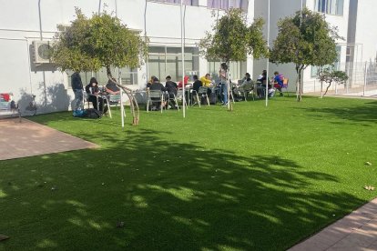 Estudiantes en el club de ajedrez.