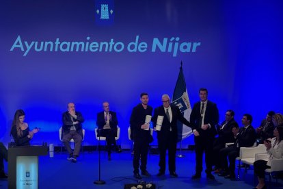 El Ayuntamiento de Níjar presenta en sociedad su bandera y su himno.
