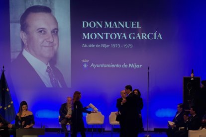 El Ayuntamiento de Níjar presenta en sociedad su bandera y su himno.