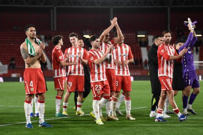 Los jugadores se fueron a celebrar con la afición un triunfo agónico.