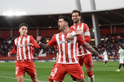 El Almería vuelve a hacer gala de su pegada en el Mediterráneo.