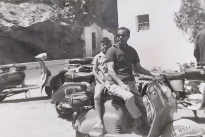 La moto donde Antonia y Luis recorrieron la provincia de Almería.