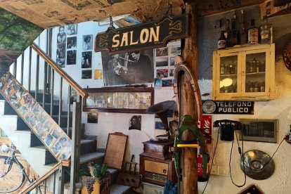 Escaleras del local, que conducen a la parte de arriba de Los Charros.