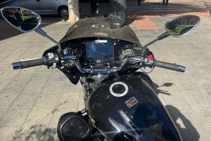 La instrumentación central y los altavoces integrados refuerzan su orientación al viaje cómodo y sin prisas.