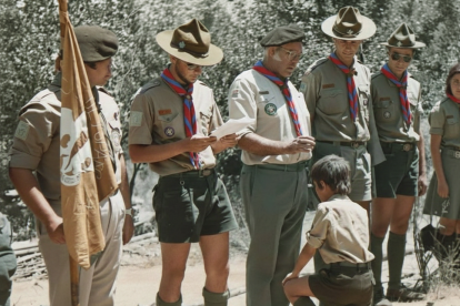Promesa Scouts ante el Padre Vivas, en el centro.