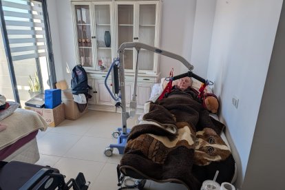 Dick, de 70 años empotrado a una cama, desahuciado este lunes en Roquetas de Mar