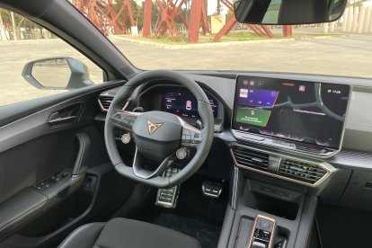 Interior del CUPRA León con cambio DGS y gran pantalla multimedia