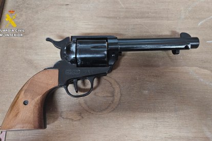 Una de las armas intervenidas por la Guardia Civil