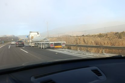 Un camión ha perdido parte de la carga en la A-7.
