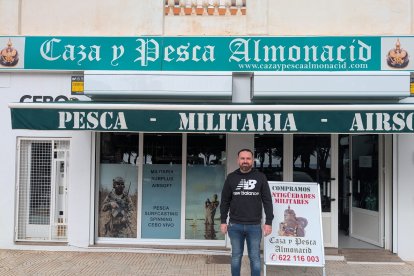 Félix Almonacid frente a su comercio 'Caza y Pesca Almonacid'.