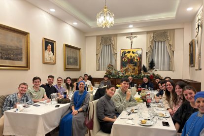 La joven almeriense, acompañada de otros españoles, en la cena con el Obispo de Estambul.