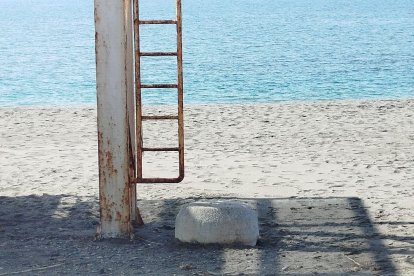 Una de las arquetas de saneamiento en la arena que ya ha quedado totalmente al descubierto