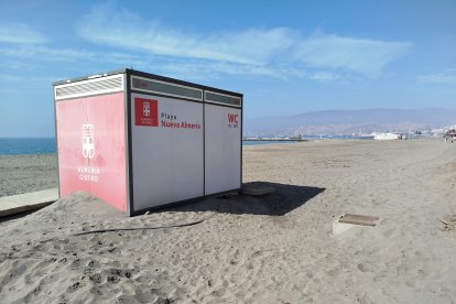 Se puede contemplar los apoyos de los aseos y otra arqueta totalmente sin cubrir de arena