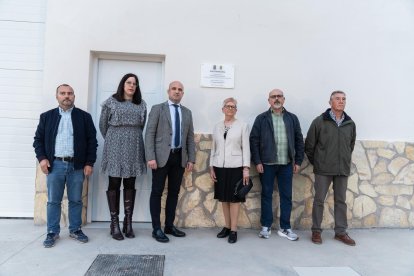 Foto de familia tras la inauguración de la nueva Nave Polivalente de Beires.