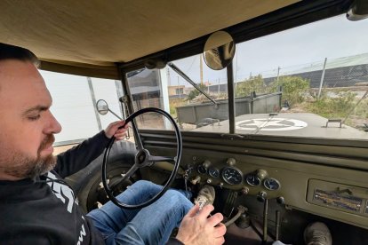 Félix conduciendo un de sus vehículos históricos.