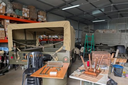 En la nave Feliz restaura y guarda parte de su colección.