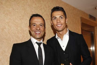 Jorge Mendes y Cristiano Ronaldo llevan trabajando juntos muchos años y se entienden con la mirada.