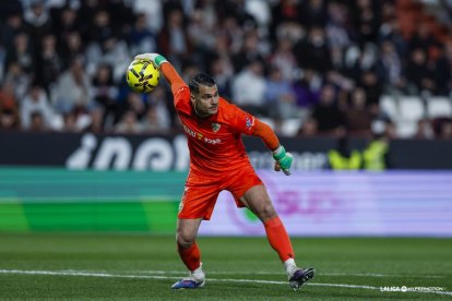 El portero que da puntos en el Almería.