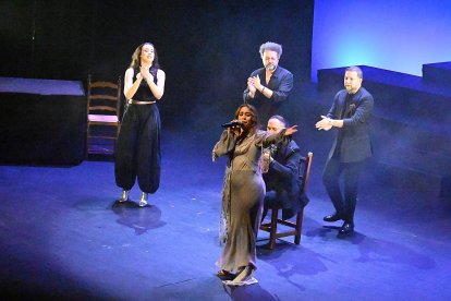 María Terremoto muestra su esencia flamenca en un gran recital en el Teatro Auditorio de Roquetas