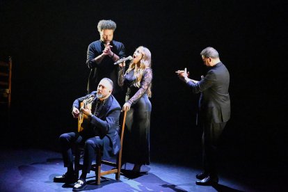 María Terremoto muestra su esencia flamenca en un gran recital en el Teatro Auditorio de Roquetas