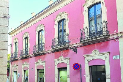 La casa tiene fachadas a tres calles: Reina, Arráez y José Ángel Valente.